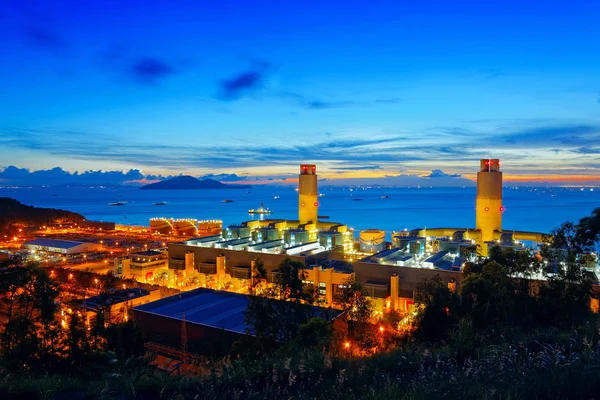 Refinería de petróleo y agua al atardecer - Fábrica petroquímica — Foto de Stock