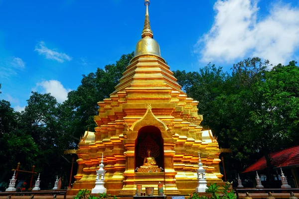 Wat Phra que Doi Suthep é um importante destino turístico de Chian — Fotografia de Stock