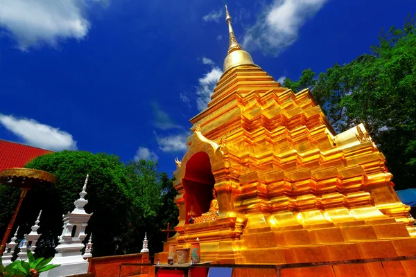 Wat Phra que Doi Suthep é um importante destino turístico de Chian — Fotografia de Stock