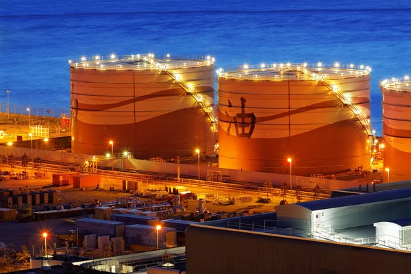 Rafinérie ropy a zemního plynu na twilight - petrochemické továrny Stock Snímky