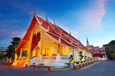 Wat Phra Singh tapınağı gün batımında Chiang Mai, Tayland.