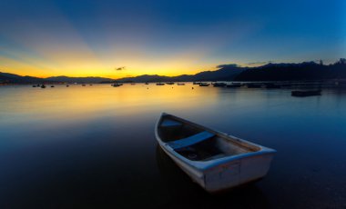 Gölde tekne günbatımı