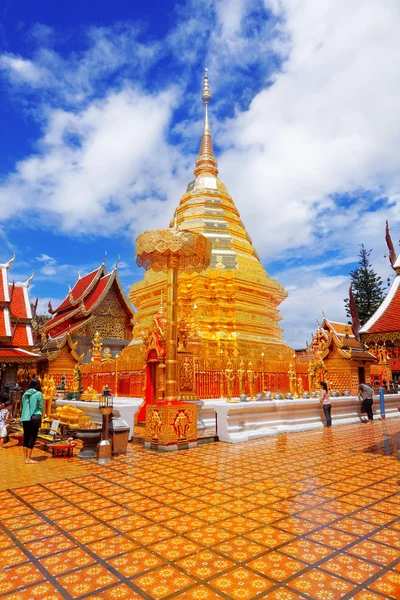 Wat phra den doi suthep är ett stort turistmål för chian — Stockfoto