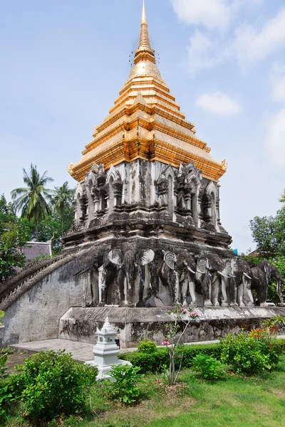 Antiguo templo, templo Wat Chiang Man en Chiang Mai, Tailandia . —  Fotos de Stock