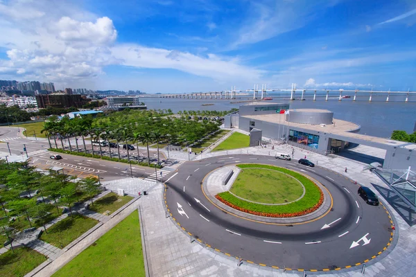 Vista de rua com arranha-céus, rotunda e céu azul . — Fotografia de Stock