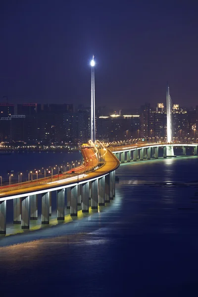 Autopista en la noche con los coches de luz en la ciudad moderna . — Foto de Stock