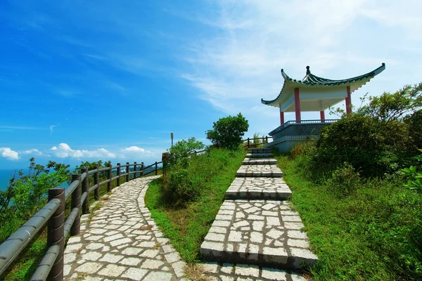 Sentier de randonnée et pavillon en montagne — Photo