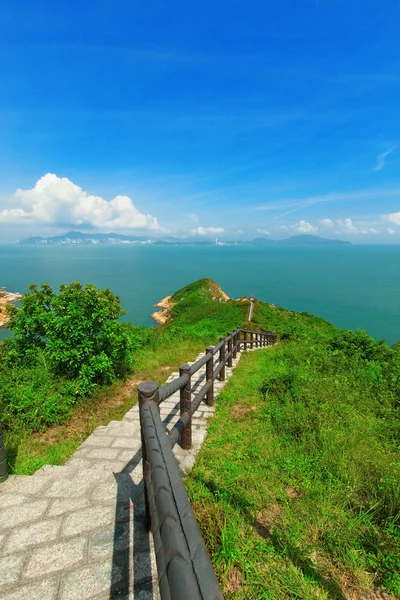 Sendero rodeado por el mar — Foto de Stock