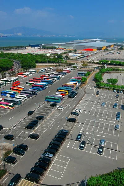 Місце для паркування автомобілів у місті — стокове фото