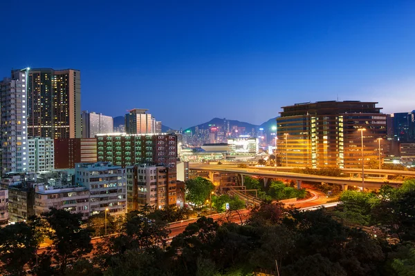 Kontorsbyggnad vid solnedgången i hong kong — Stockfoto