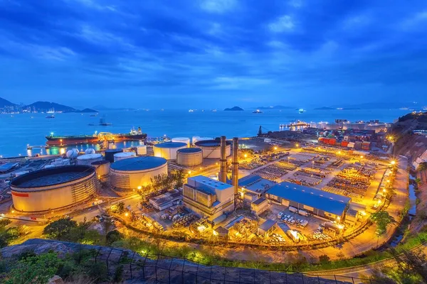 Depósito de esferas de almacenamiento de gas en planta petroquímica al atardecer — Foto de Stock