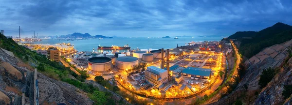 Tanque de esferas de armazenamento de gás em usina petroquímica ao pôr do sol — Fotografia de Stock