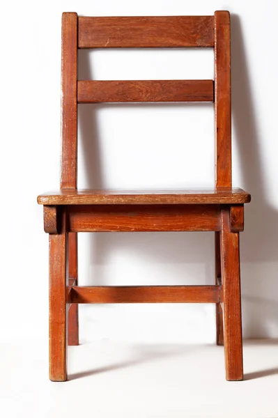 Chaise en bois avec mur blanc en arrière-plan — Photo