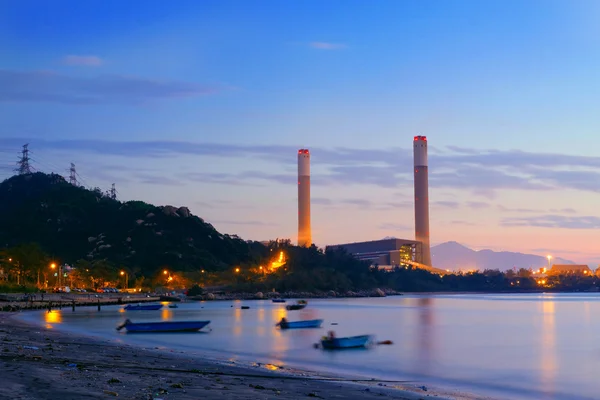 Planta de energia industrial paisagem noturna com luzes — Fotografia de Stock