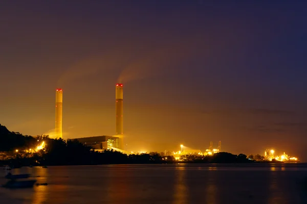 Industriële elektriciteitscentrale nacht landschap met verlichting — Stockfoto