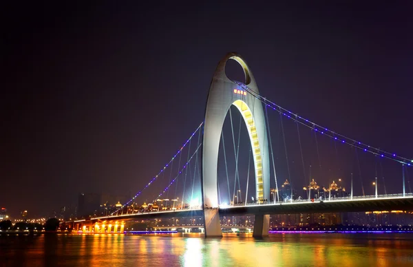 Nachtszene einer Liedbrücke mit brillantem Scheinwerferlicht in Guangzh — Stockfoto