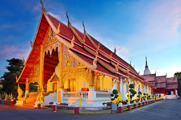 Wat Phra Singh tempel vid solnedgången i Chiang Mai, Thailand. — Stockfoto