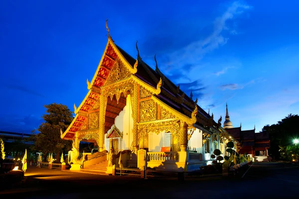 Храм Ват Пхра Сингх на закате в Чиангмае, Таиланд. — стоковое фото