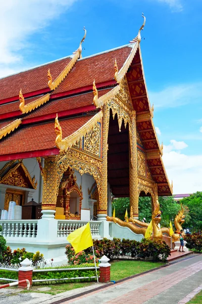 Thailändska norra stil kyrkan av wat chadi liam i chiang mai thail — Stockfoto