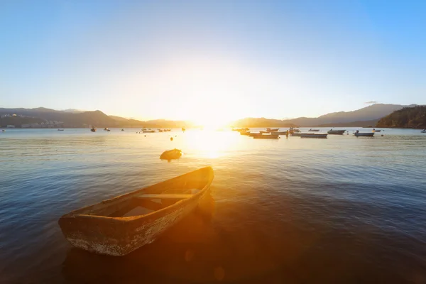 Západ slunce na jezeře, loď — Stock fotografie