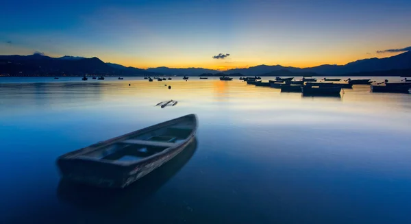 Puesta de sol en el lago, barco —  Fotos de Stock