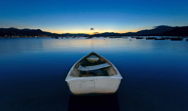 Zachód słońca nad jeziorem, łódź — Zdjęcie stockowe