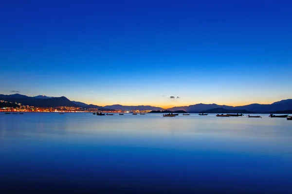 Tramonto sul lago, barca — Foto Stock