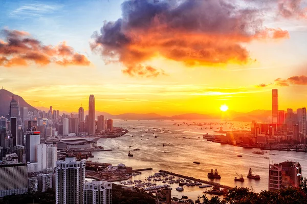 Zonsondergang in hong kong stad — Stockfoto