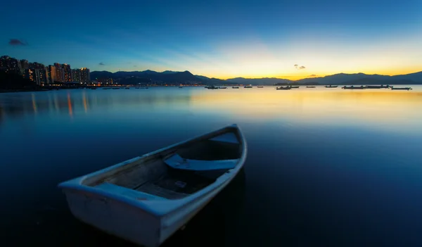 Coucher de soleil sur le lac, bateau — Photo