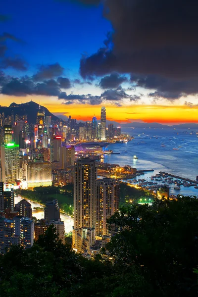 Kontorsbyggnad vid solnedgången i hong kong — Stockfoto