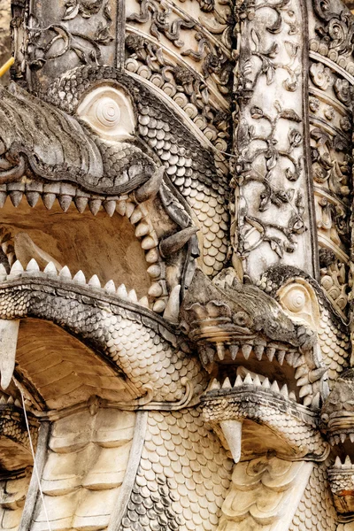 Escultura de dragón en Tailandia templo — Foto de Stock