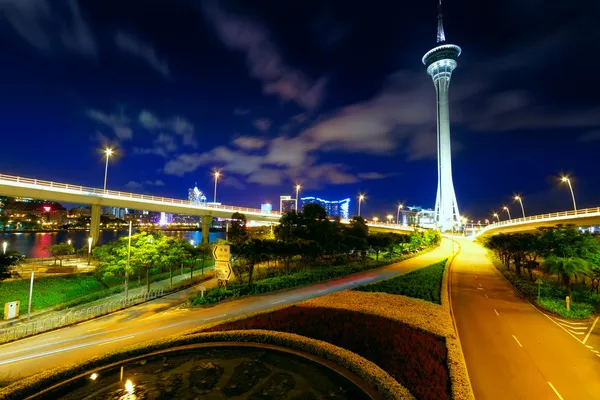 Estrada de trânsito sob torre de macau — Fotografia de Stock