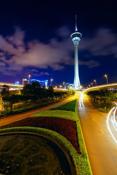 Estrada de trânsito sob torre de macau — Fotografia de Stock