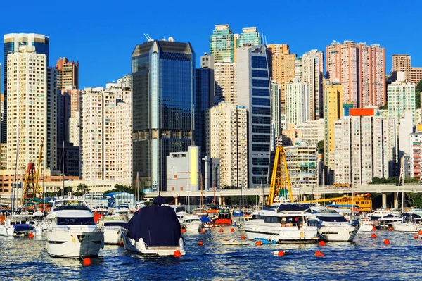 Luxury yachts in harbour of Hong Kong — Stock Photo, Image