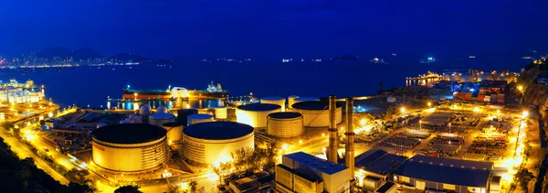 Zbiorniki oleju w nocy — Zdjęcie stockowe