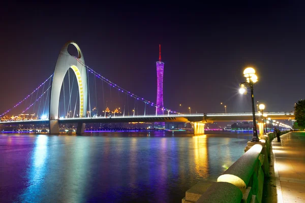 Rio Zhujiang e edifício moderno — Fotografia de Stock