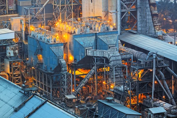 Industriële pijpleidingen voor olie-raffinaderij plant — Stockfoto