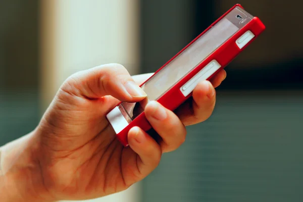 Teléfono móvil en mano de hombre —  Fotos de Stock