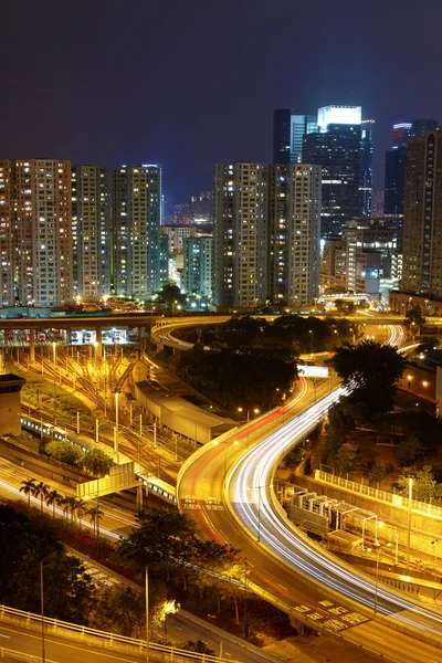 Estrada e trânsito à noite, hongkong — Fotografia de Stock