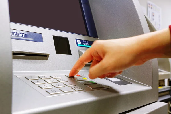 Atm 键盘上按取消按钮 — 图库照片