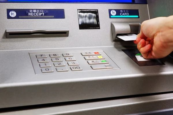 Plaats de kaart in een ATM-machine — Stockfoto