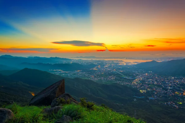 Hong kong sunrise na horských — Stock fotografie