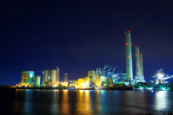 Kraftwerk in der Nacht — Stockfoto