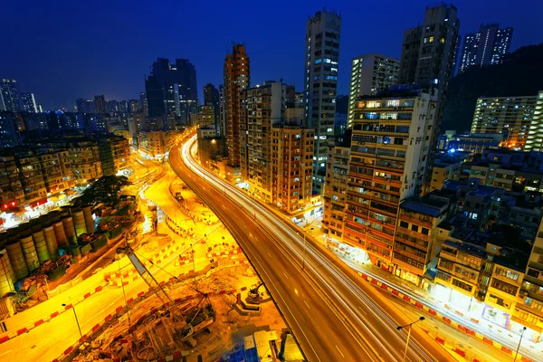 Staden natten med ljus av bilar — Stockfoto