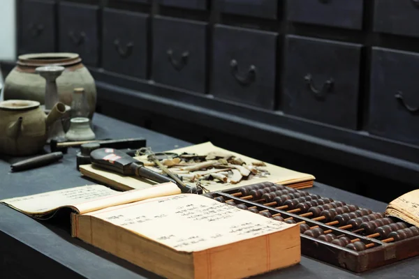 Abakus und Buch im alten chinesischen Geschäft — Stockfoto