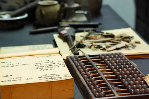 Abakus und Buch im alten chinesischen Geschäft — Stockfoto