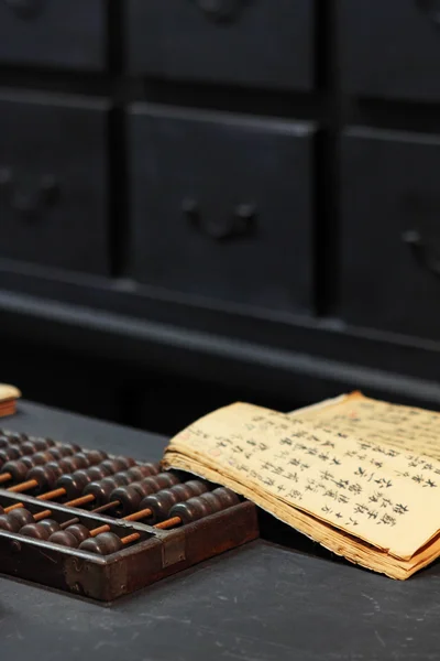 Abacus e livro na velha loja chinesa — Fotografia de Stock