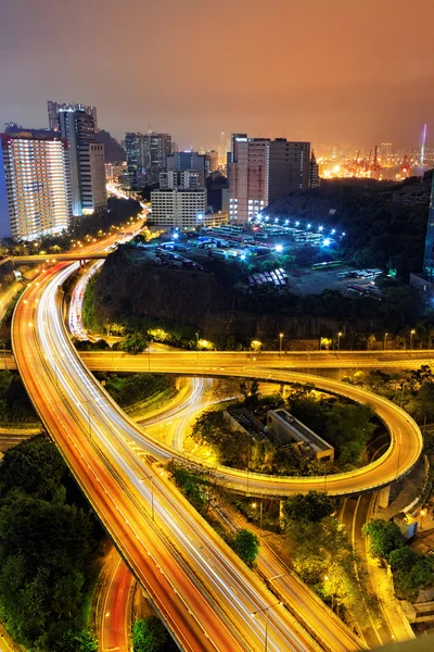 Upptagen trafik natt i finans urban — Stockfoto