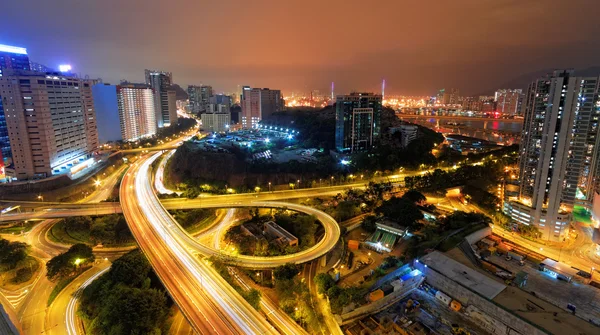 Movimentada noite de tráfego em finanças urbanas — Fotografia de Stock