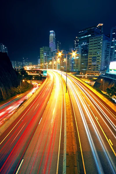 Κυκλοφορία νύχτας στην πολυσύχναστη πόλη εθνική οδό — Φωτογραφία Αρχείου